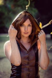 Foto vrouw in kostuum met capuchon op fantasy fair